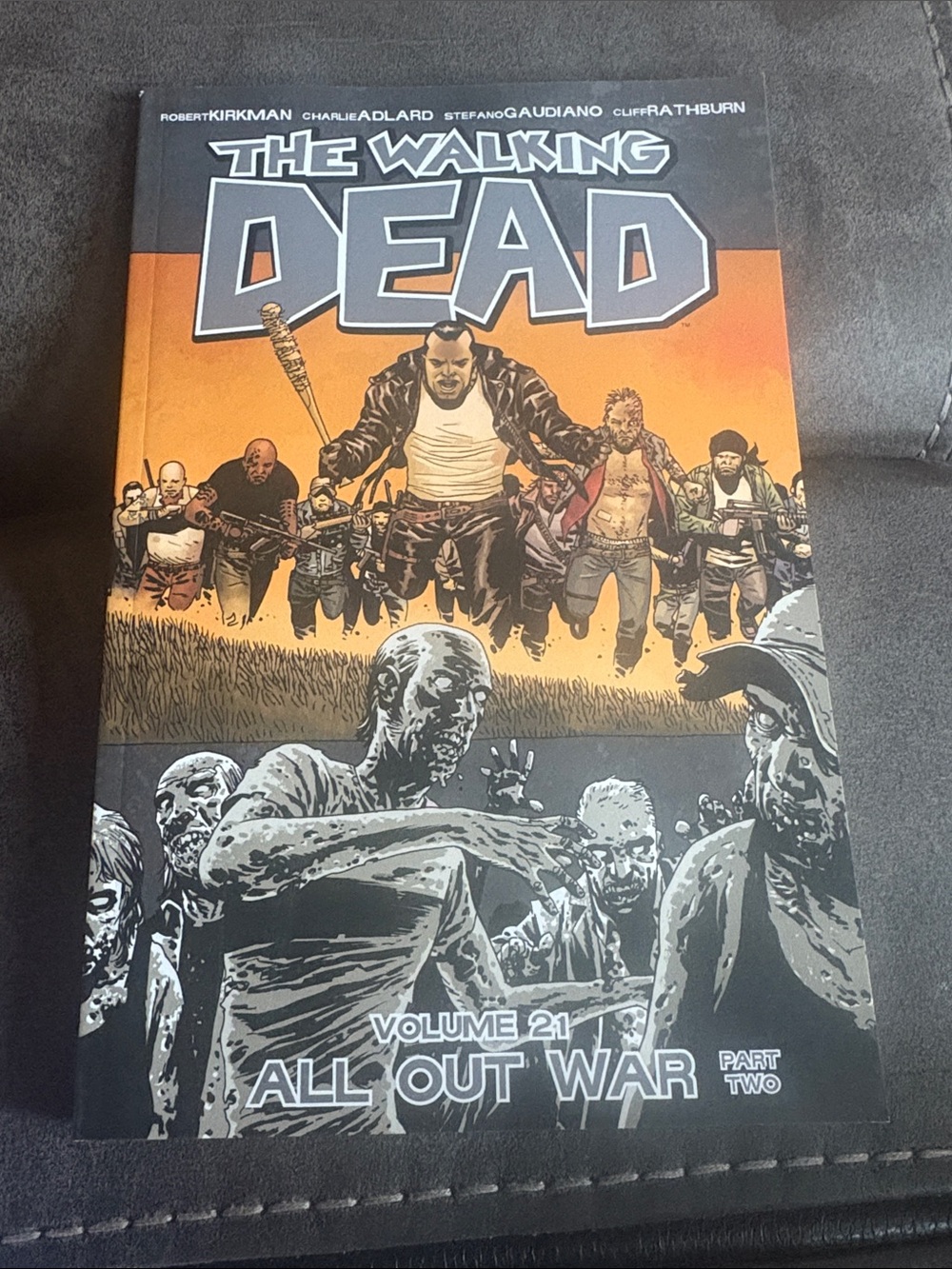🔥5 FOR $25🔥 The Walking Dead Volume 21: All Out War Part Two